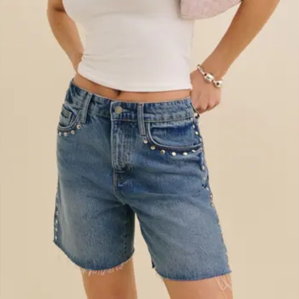 Reformation

Raye Studded Mid-Rise Denim Shorts
Chesapeake Studded
Retail $158